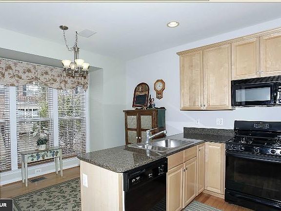 2nd image of 4636 Latrobe Pl