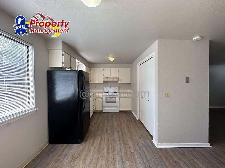 1184 W Lee St — Photo 8