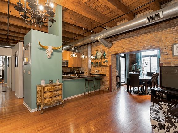 3rd image of 2511 W Moffat St APT 207