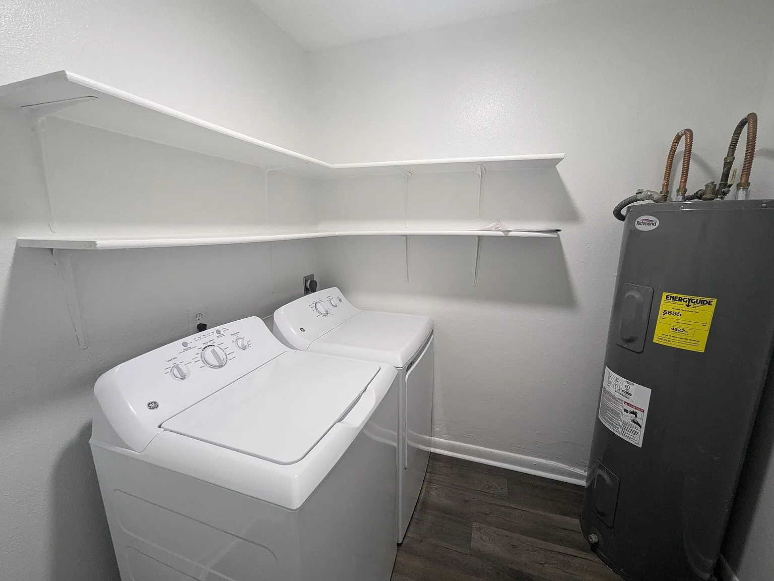 Newly Remodeled 2/1.5 Townhouse in Newport! — Photo 4