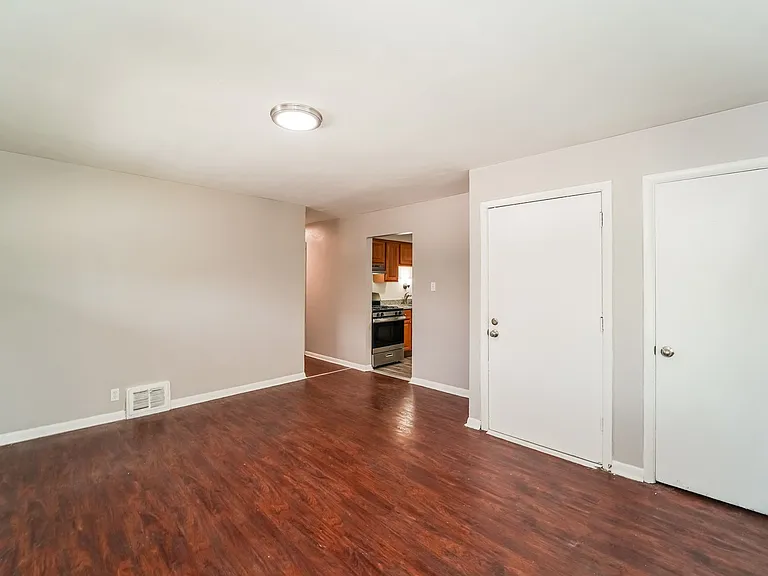 1323339_019_living_room_13132932.jpg