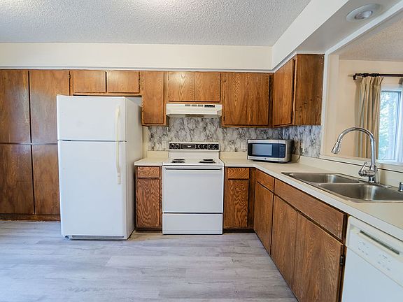 4th image of 16 Lindsay Ln