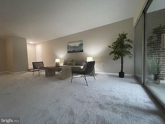 5th image of 458 Girard St #396