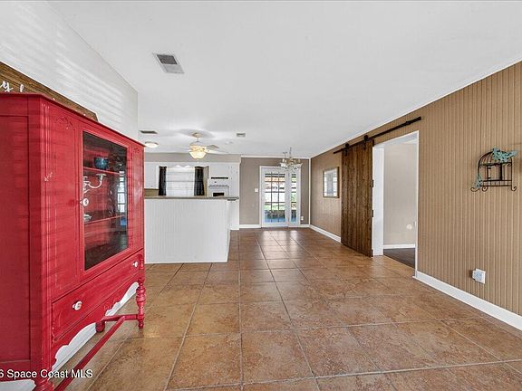 5th image of 702 Carmen Dr