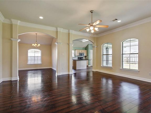 4th image of 307 Madewood Dr