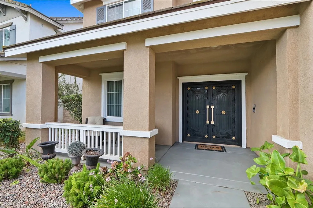 5 bed, 3.5 bath, 3849 sqft, $6,900 — Photo 2