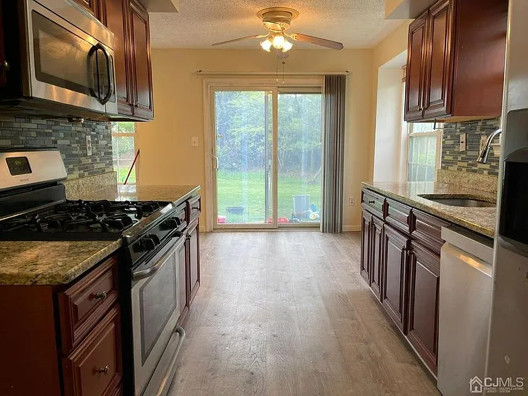 9 Carrie Ct — Photo 5