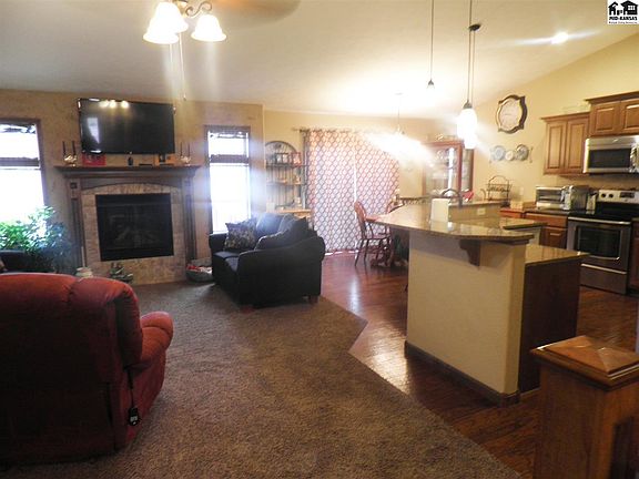 3rd image of 12 Savannah Dr