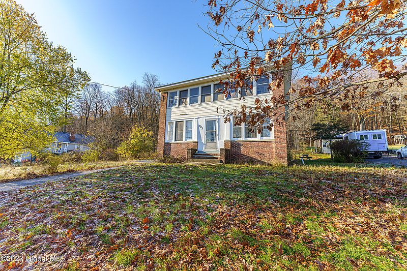 3rd image of 943 Altamont Voorheesville Road