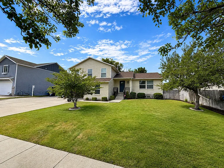 1564 E Hidden Valley Dr — Photo 2