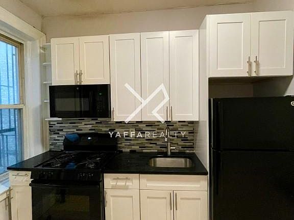 2nd image of 784 Saint Johns Pl APT 1R