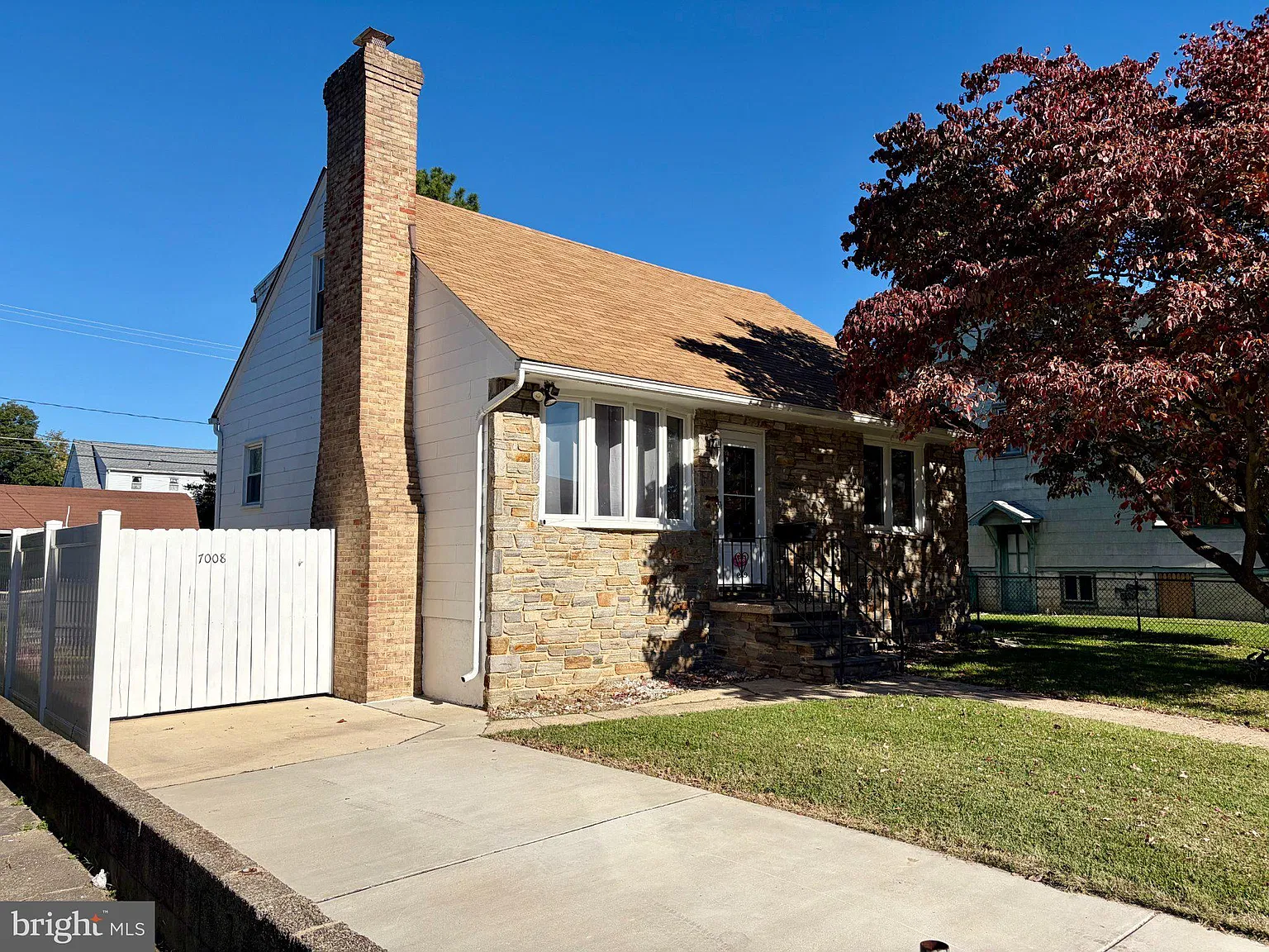 3 bed, 2.0 bath, 1260 sqft, $2,400 — Photo 2