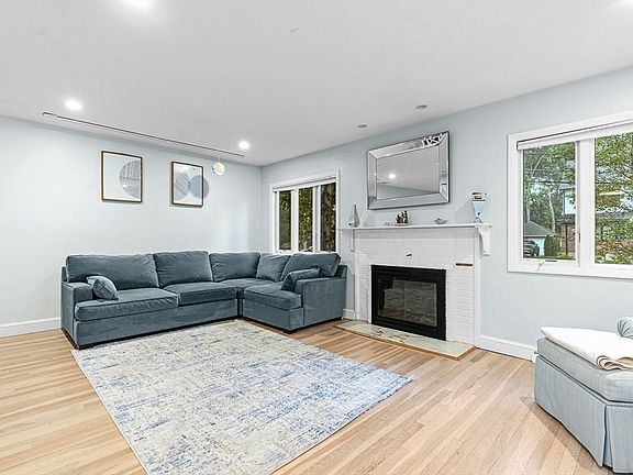 4th image of 44 Rowena Rd