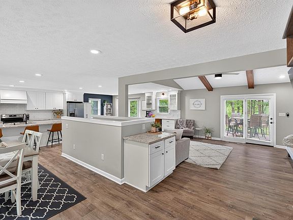 5th image of 704 Lake Vista Dr