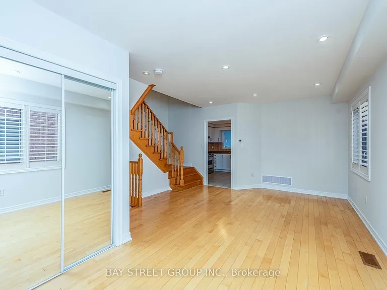 130 Royal Appian Cres — Photo 16