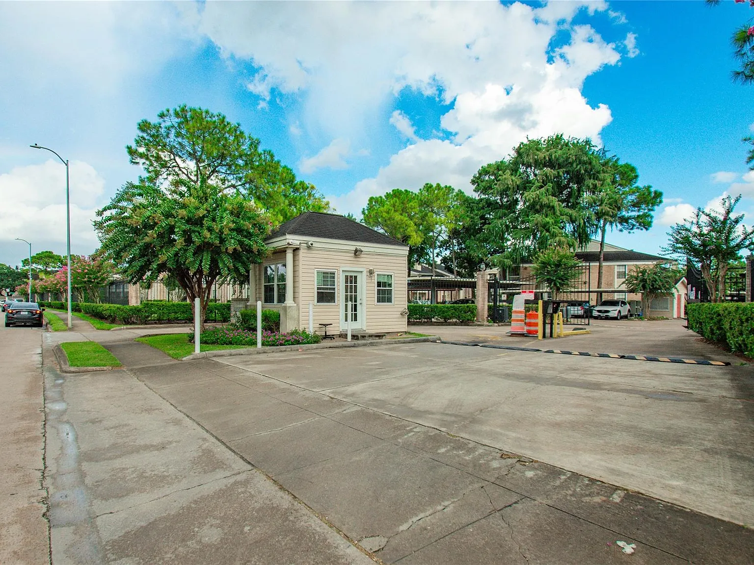 2 bed, 2.0 bath, 952 sqft, $1,400 — Photo 2