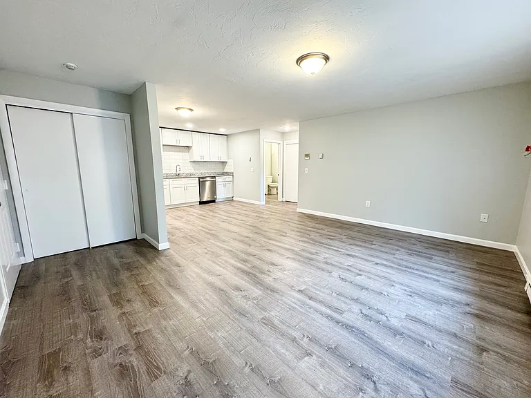 433 Sunderland Rd #E — Photo 4
