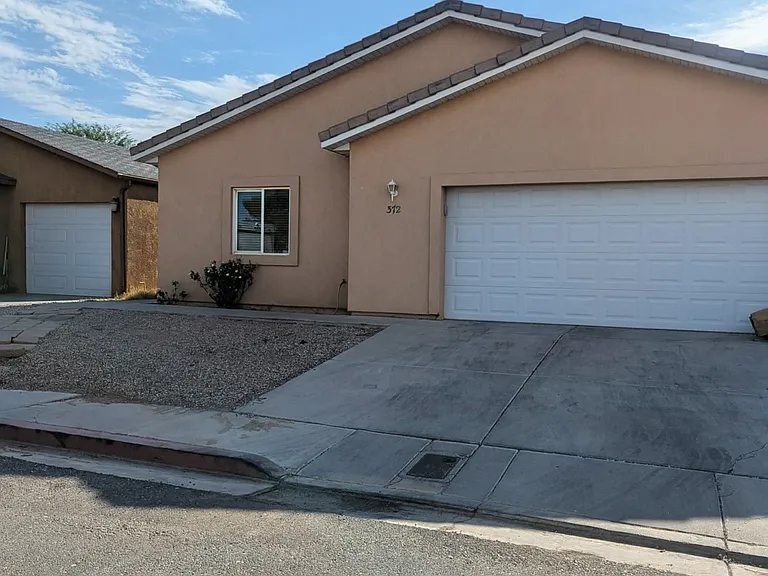 372 Megan Cir — Photo 1
