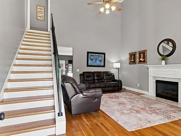 5th image of 812 Renaissance Ave