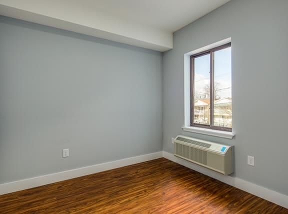 5th image of 424 Whiton St APT 401