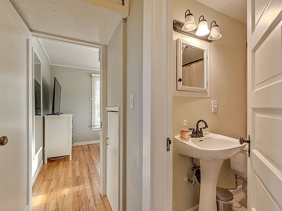 3rd image of 995 SE 21st Ave