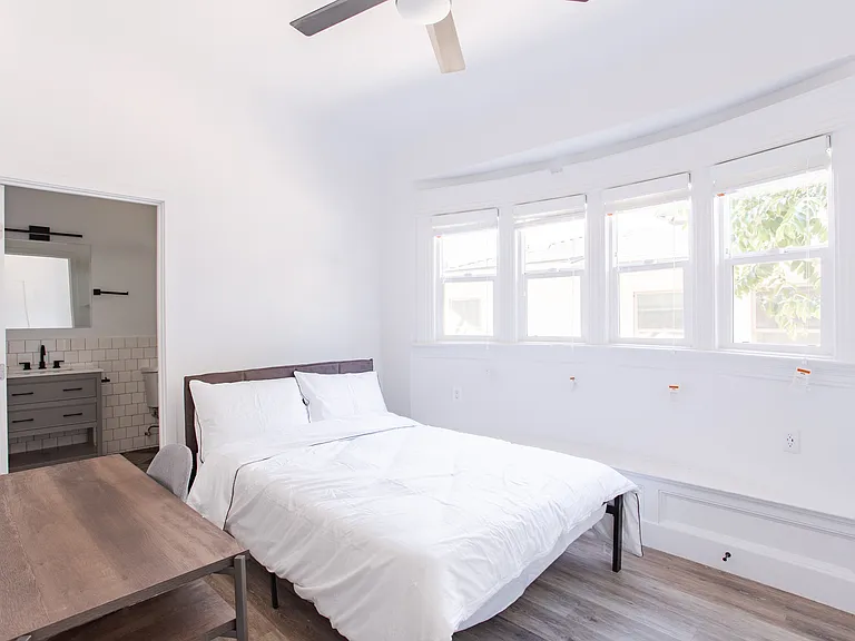1158 W 37th St #5 — Photo 3