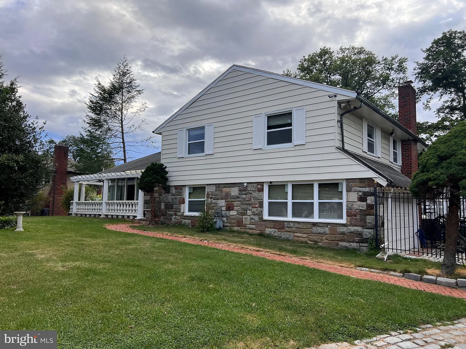 3 bed, 2.5 bath, 2640 sqft, $3,900 — Photo 2