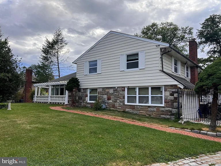 1868 Pine Rd — Photo 2