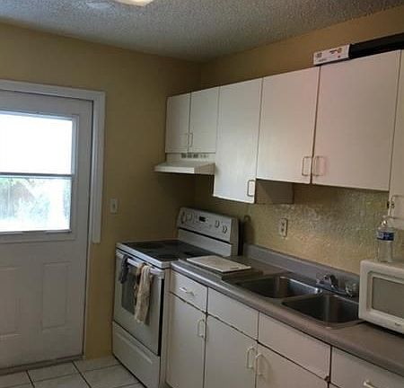 3rd image of 2880 NE 12th Ave