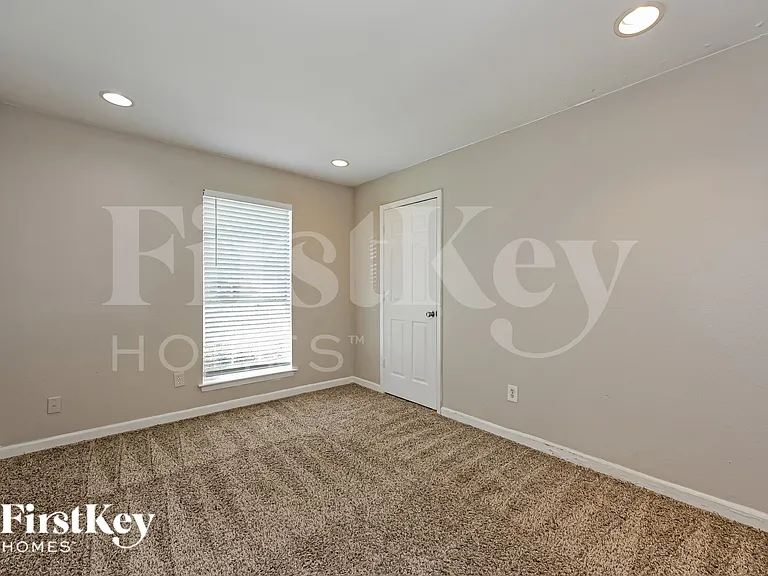 1217 Meadow Creek Dr — Photo 15