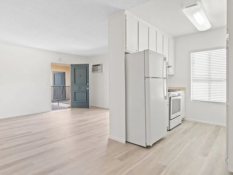 Four Winds Apartments — Photo 9