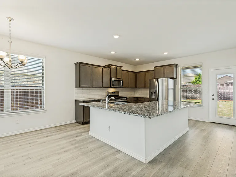 1612 Ferguson Ln — Photo 3