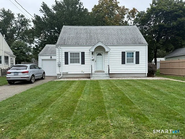 3 bed, 1.0 bath, 1042 sqft, $2,700 — Photo 1