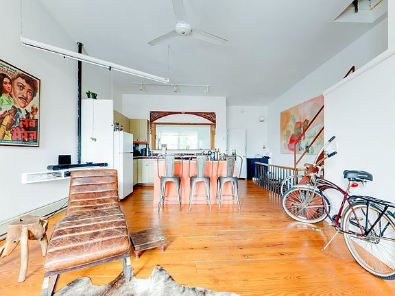 3rd image of 23 Greenpoint Ave