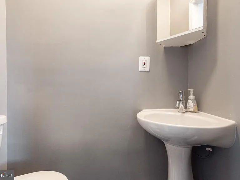 465 Luray Pl NW — Photo 4