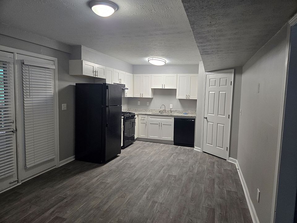 Spacious Kitchen, new cabinets, granite countertops.