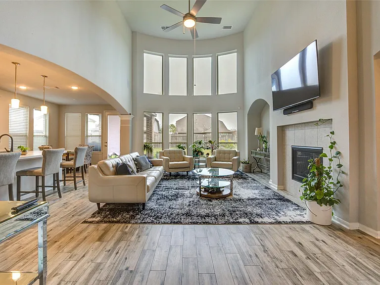 2727 Camellia Ave — Photo 11