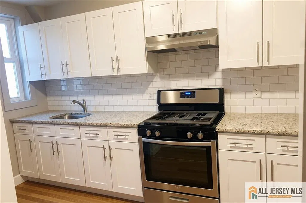 2 bed, 1.0 bath, $1,500 — Photo 3
