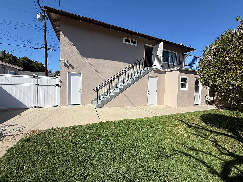 1301 Amapola Ave