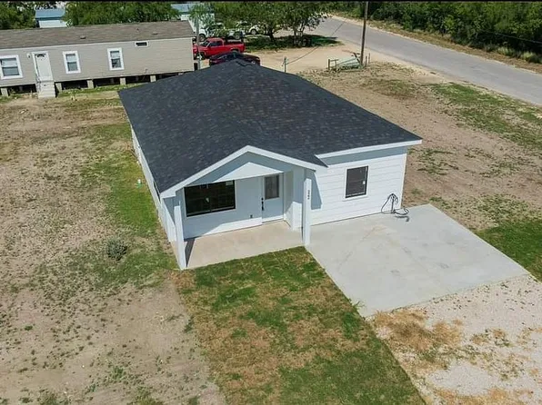 322 S Taylor Ave, La Pryor, TX 78872