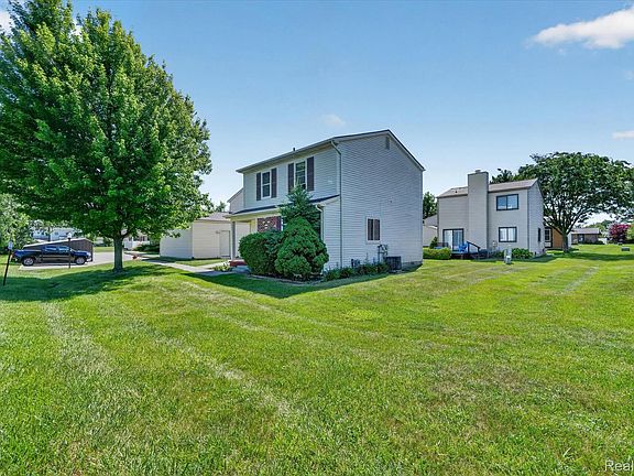 5th image of 2824 Roundtree Dr