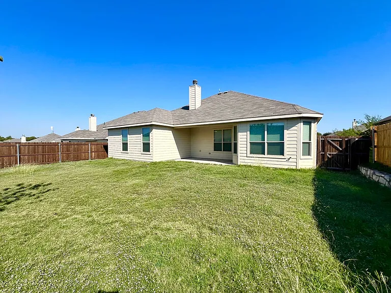 215 Clark Dr — Photo 31