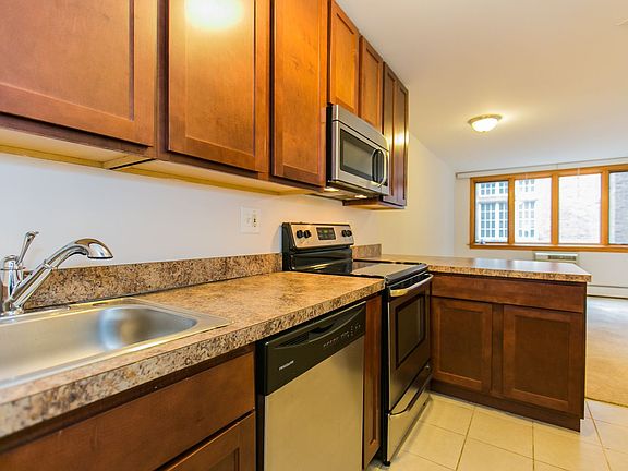3rd image of 1355 N Dearborn St #205