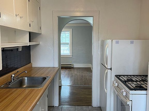 3rd image of 856 Amherst St