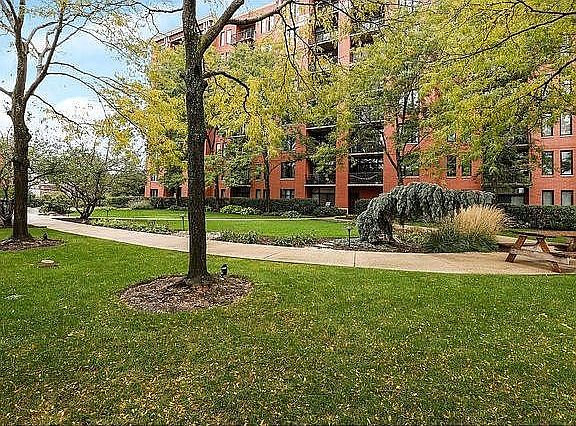 2nd image of 3232 N Halsted St Unit H410