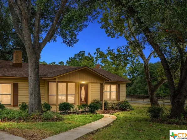 1843 E Davis St, Luling, TX 78648