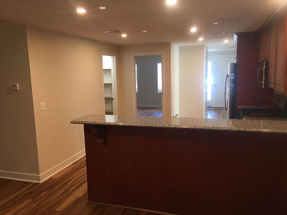 Gorgeous brand new kitchen with granite counter tops