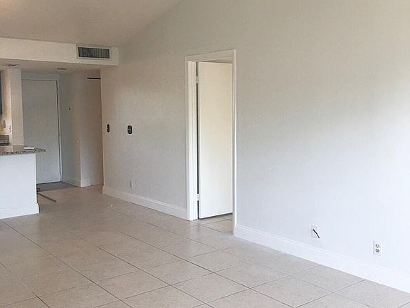 5th image of 6283 La Costa Dr APT L
