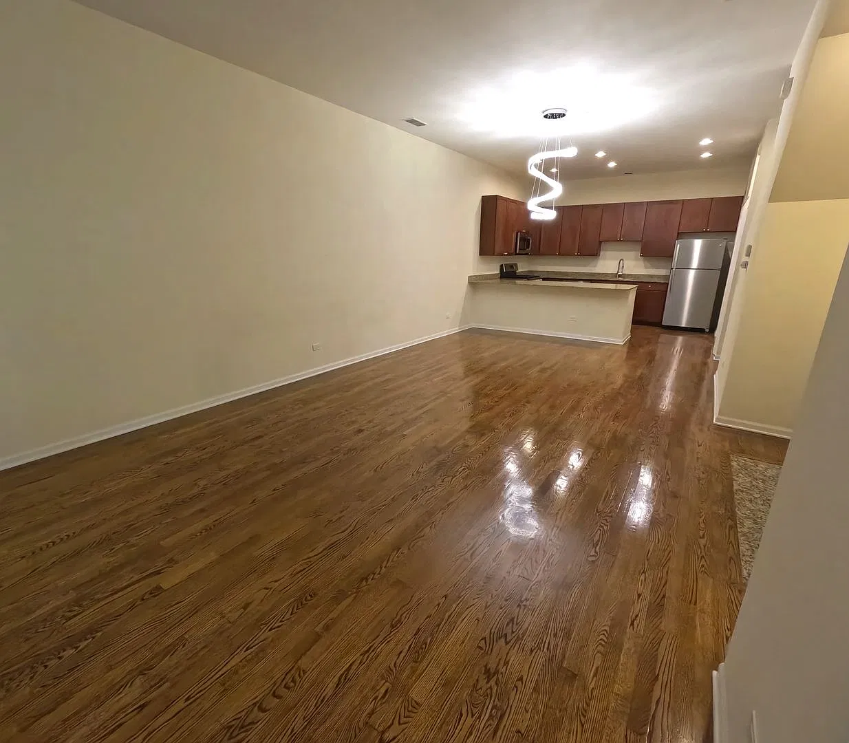 917 N Kingsbury — Photo 3