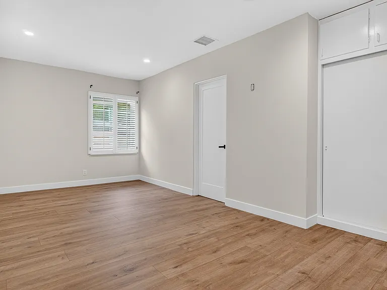 4711 Tyrone Ave — Photo 23